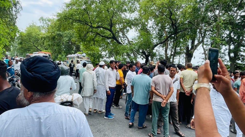 E-rickshaw driver dies in collision with pickup