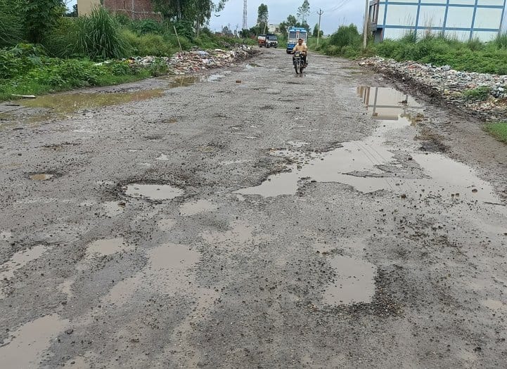 Jalalabad- One kilometer bypass road has potholes, traffic is difficult