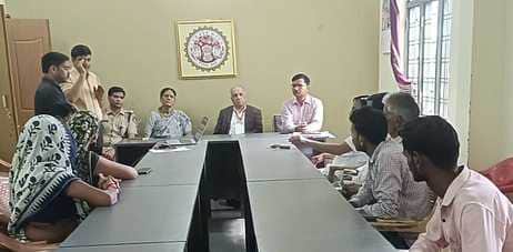 जानकारी देते अधिकारी