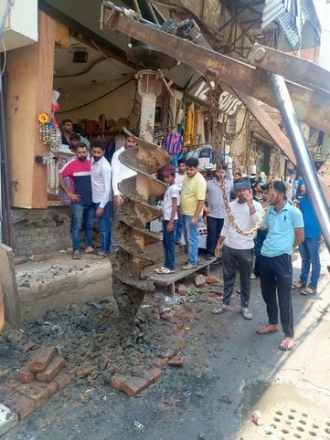 Electricity Corporation is installing poles at an angle, Pradhan said-Officials are under political pressure