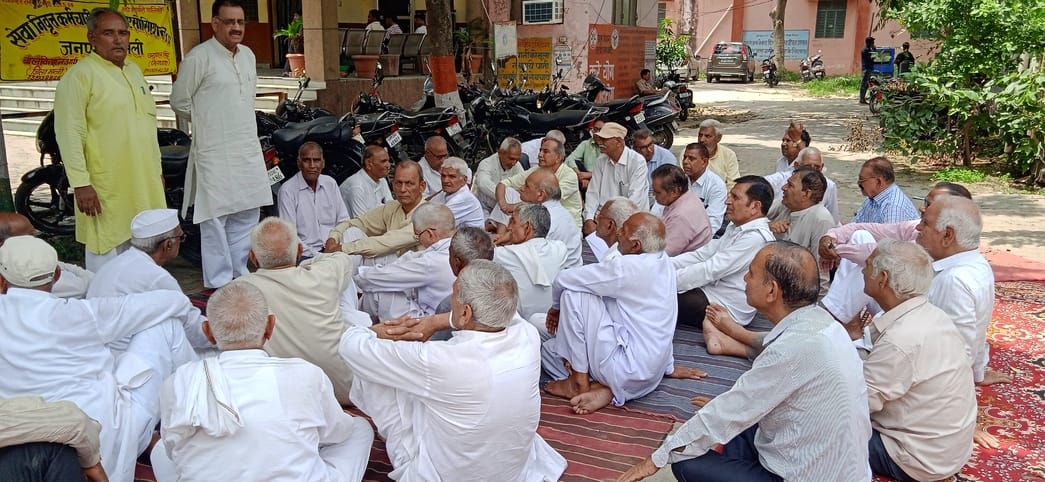 Demonstration demanding formation of 8th pay commission