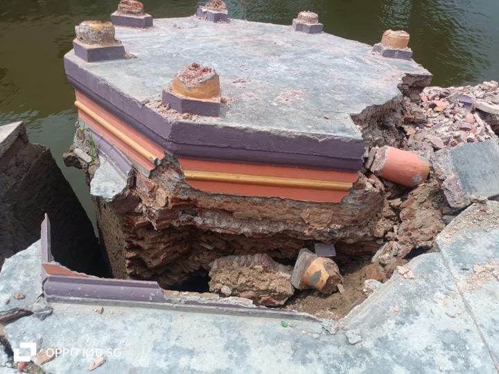 The boundary wall of Bada Johar is falling in Bawanikheda