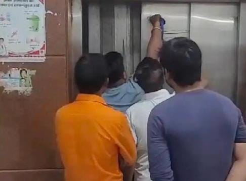 The lift got stuck on the second floor, two employees were stuck for three hours