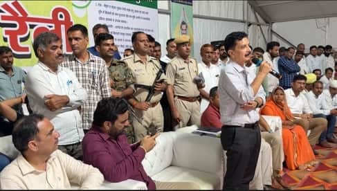 मंच से घोषणा करते हुए