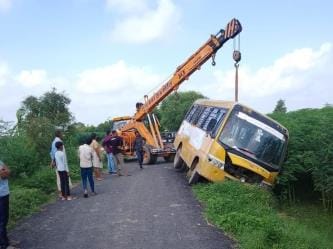 School bus escapes overturning after getting stuck in a ditch, accident averted