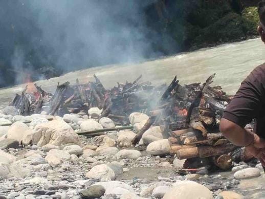 Six pyres burnt simultaneously, screams in the houses of Bokta village