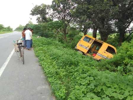 School van falls into ditch due to steering failure, 13 students have a narrow escape