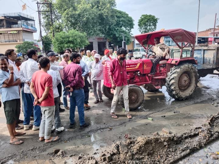 Sanitation inspector threatens to send shopkeepers to jail
