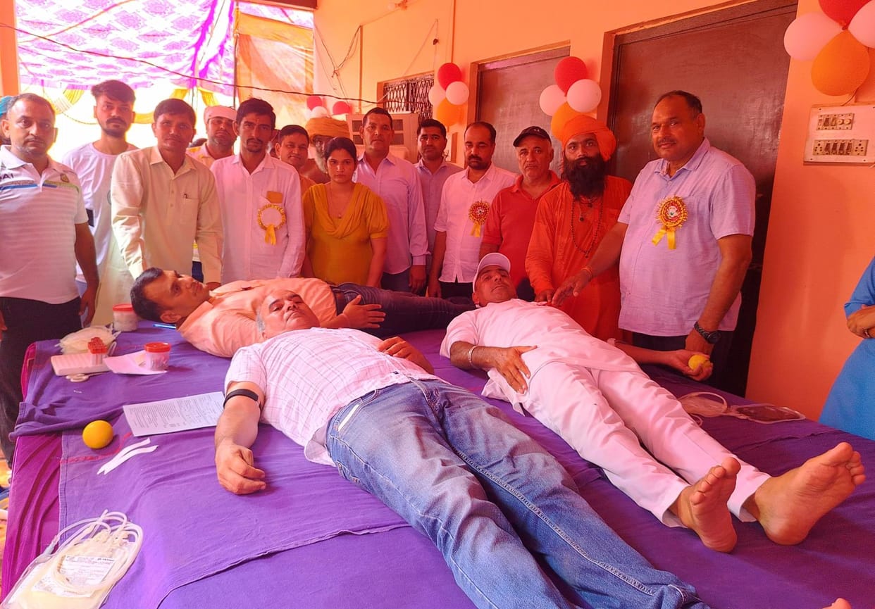 Blood donation camp and bhandaara organized on the death anniversary of Indra Giri Maharaj