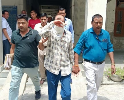 Reader arrested while taking bribe of Rs 25,000 while sitting on chair, Tehsildar ran away leaving his chair