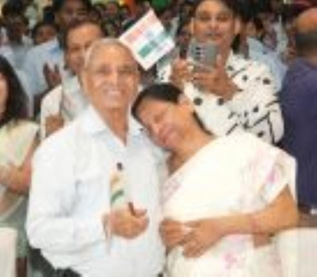 Seeing Shubhanshu's auspicious arrival, mother's eyes welled up with tears of joy