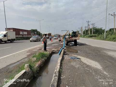 Kanwadis should not face any problem, water is being pumped out using motor on the highway