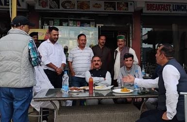 CM drank tea in Kandaghat while returning from Delhi
