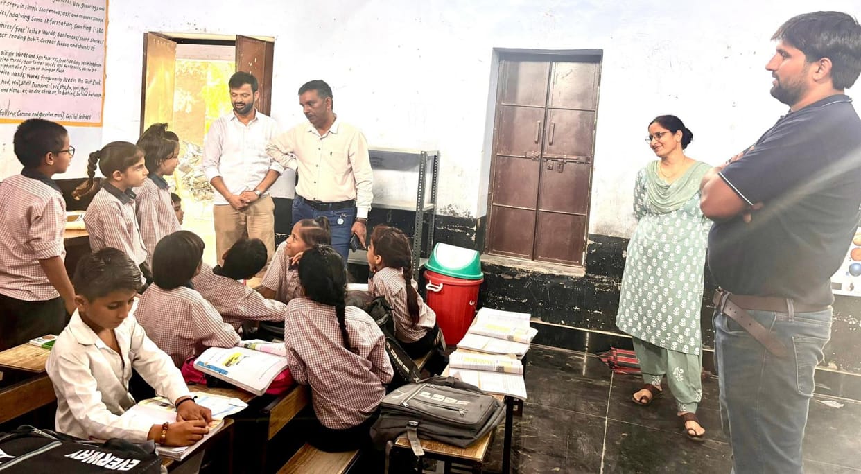 The FLN and Ulaas team that reached the government schools interacted with the students and took feedback from the teachers.