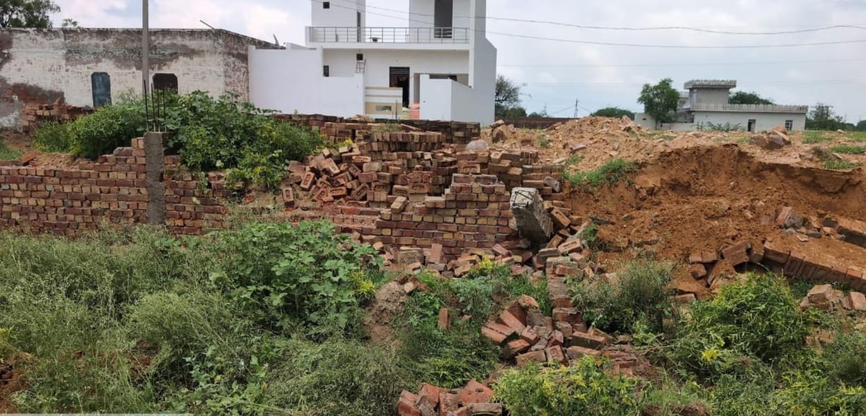 An illegal colony was demolished over 4 acres on the Dadri-Loharu road, the team removed DPCC and pathways.
