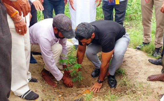 Deputy Commissioner gave the message of environmental protection, interacted with children
