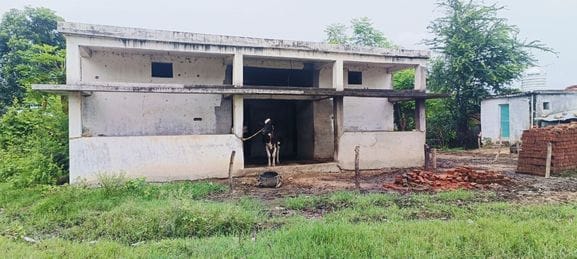 Half-finished community toilet built at the cost of lakhs became a tabela