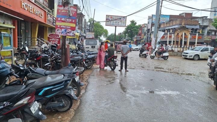 Randomly parked vehicles at Azad Chowk