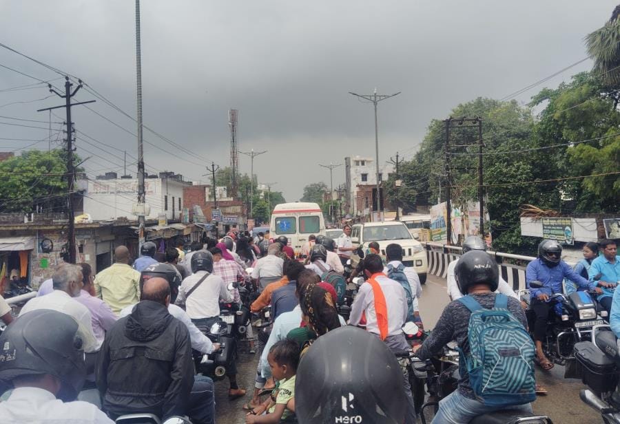 Pedestrians struggled in traffic jam after rain