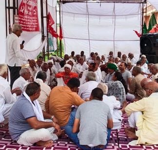 Farmers remained steadfast in the mahapadav at the SDM office on the second day