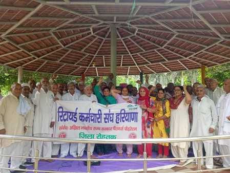 Government should solve the problems of retired employees on priority basis