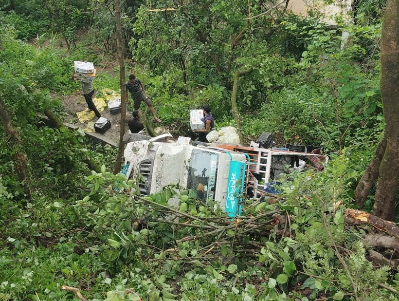 A jeep overturned on the road in Upper Mainjha, the driver narrowly escaped