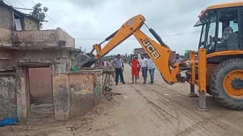 The administrative staff reached Dubha and got the encroachment removed from the road