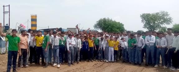 Bichhiya road damaged by heavy vehicles, students blocked it