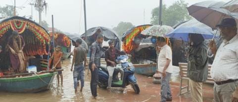 Due to rain, life is disrupted, it is difficult to leave the houses