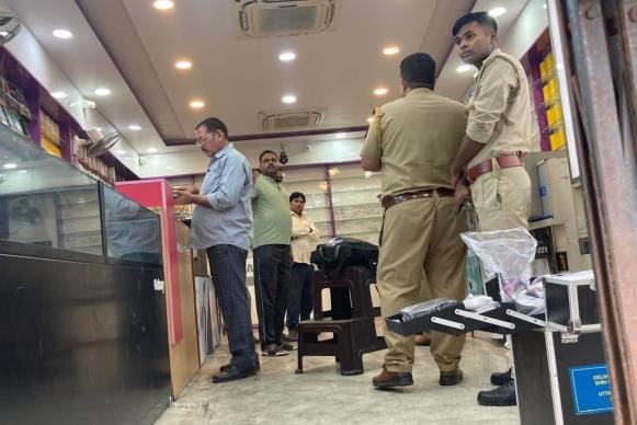 In Sitapur, thieves stole smartphones worth 30 lakhs from the shop of a relative of a state minister