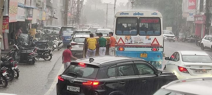55 mm rain in one hour, roads filled with 3 feet water
