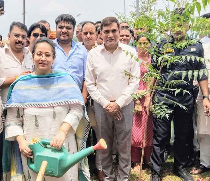 Government is expanding health services: Aarti Singh