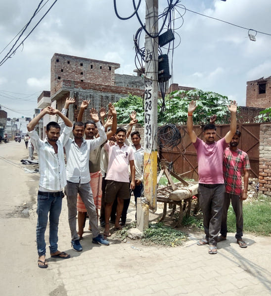 Demonstration on the highway, demand for replacement of dilapidated pole