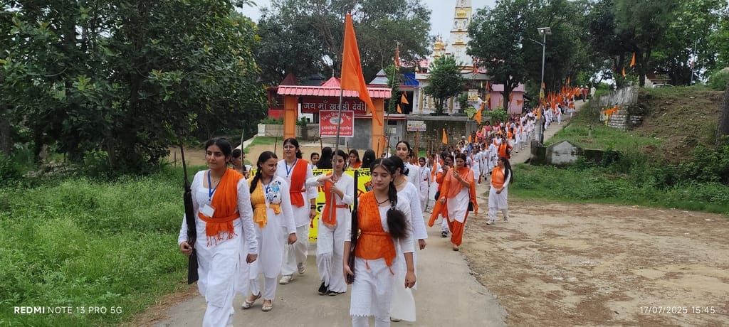 Durga Vahini took out a procession in Balhasina market