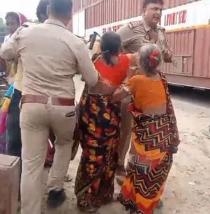 Police used lathis to control the chaos during fertilizer distribution, video goes viral