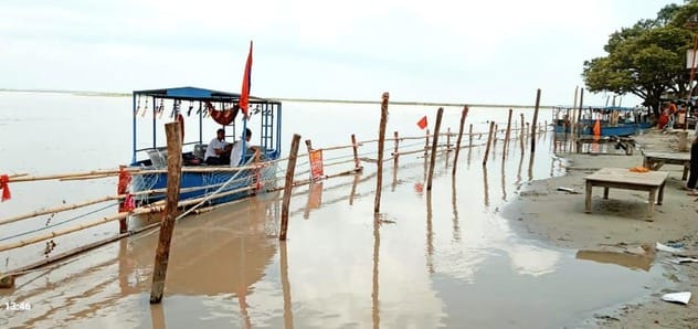 Double barricading was done at the ghat in Kachla to stop the devotees