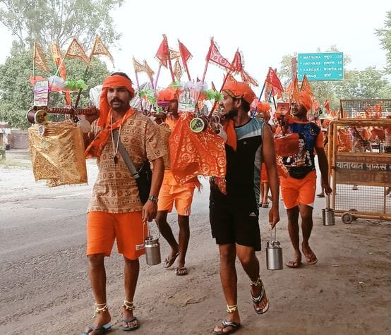 Kanwariyas are coming for bathing while singing bhajans