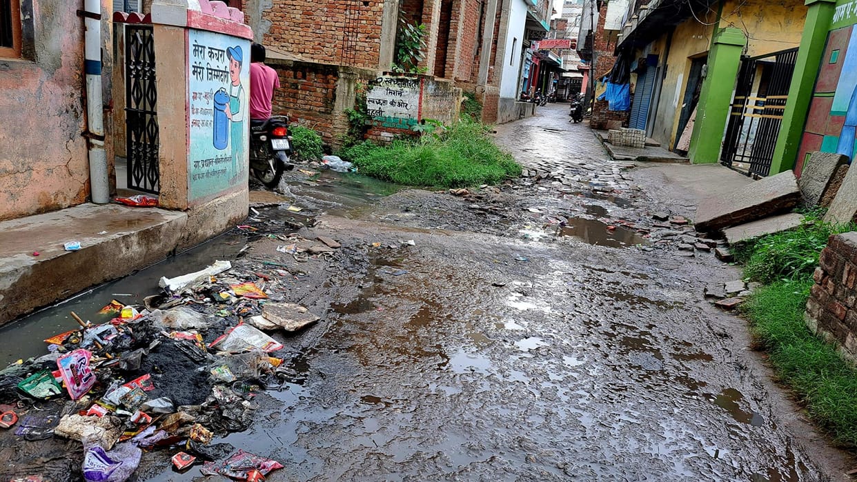 Mud spread in Mahuli market due to drizzling rain, drains also got blocked