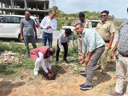 परिवहन कार्यालय परिसर में पौधरोपण करते सांसद मन्नालाल रावत।