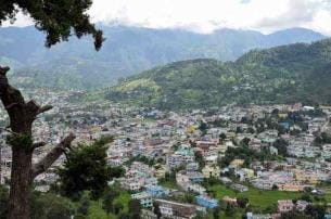 There is no parking facility for tourists in Munsiyari