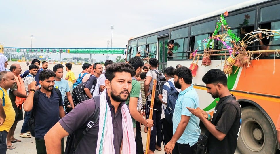 Passengers going to take Kanwar created ruckus when bus broke down