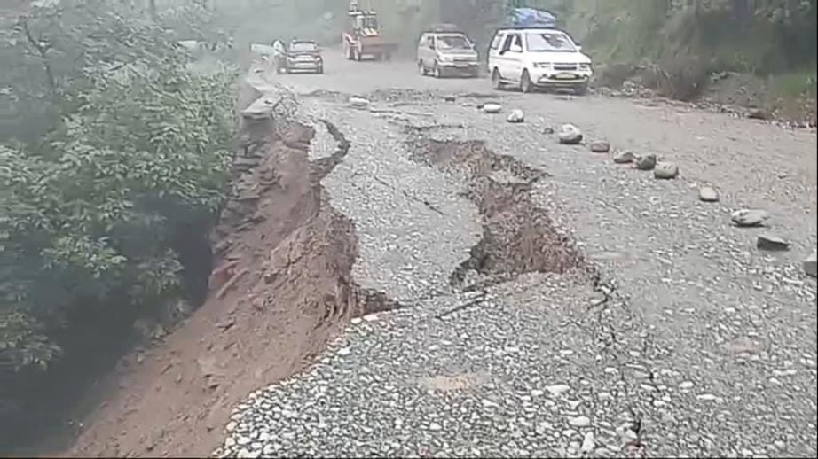 राजोरी के थन्नामंडी बफ्लियाज़ सड़क मार्ग ढह गया।