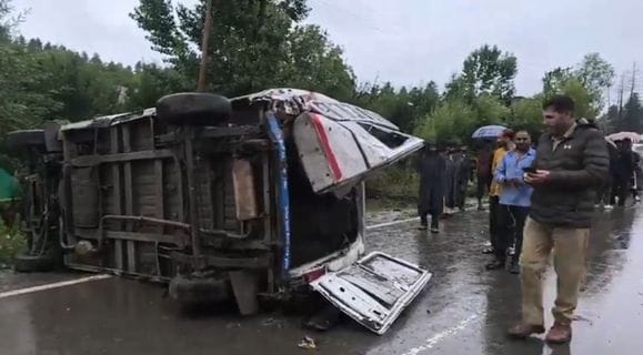 Tempo traveler overturned on Mughal Road, eight people injured