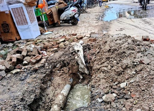 Leakage in the pipeline on Ujhani's Pankha Road, drinking water supply stopped