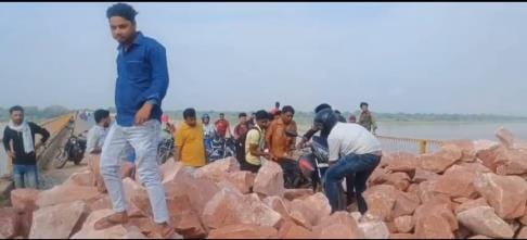 Work could not start during the day, people kept walking on the Yamuna bridge