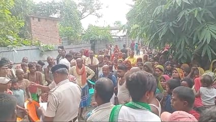 युवक की हत्या के बाद जुटी लोगों की भीड़। फोटो -अमर उजाला डिजिटल