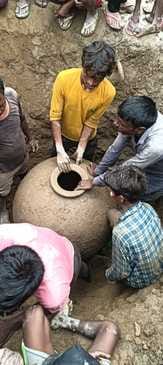 An old pot was found during the digging, a crowd of villagers gathered