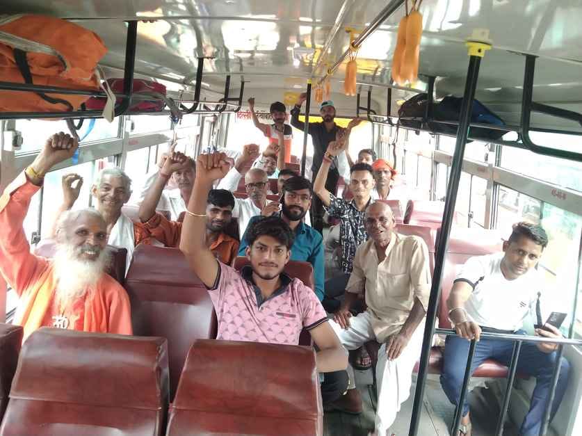Shiv devotees left for Haridwar in 16 buses chanting slogans of Bhole