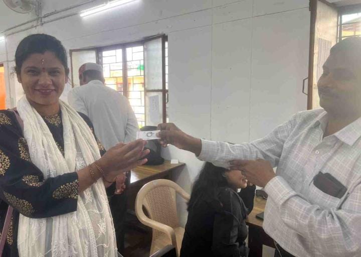 Pregnant Asha arrived to collect election symbol on the day of delivery date
