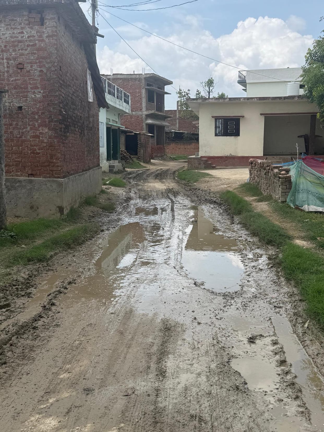 Dashavan Pachpokhari road in dilapidated condition, pedestrians are facing difficulties
